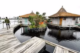 Resort độc đáo được xây dựng trên bè nổi làm từ hơn 700.000 chai, hộp nhựa. (Nguồn: AFP)