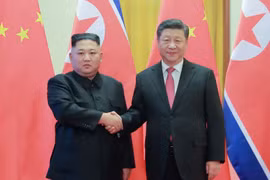 Chủ tịch Trung Quốc Tập Cận Bình (phải) và nhà lãnh đạo Triều Tiên Kim Jong-un trong cuộc gặp tại Bắc Kinh, Trung Quốc, ngày 8/1/2019. (Ảnh: AFP/TTXVN)
