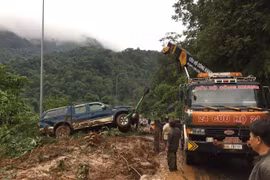 Sạt lở đất đá đã đẩy một số phương tiện đang lưu thông trên đèo Bảo Lộc, đoạn qua xã Đạ Lào bị trượt suống vực. (Ảnh: Đặng Tuấn/TTXVN)