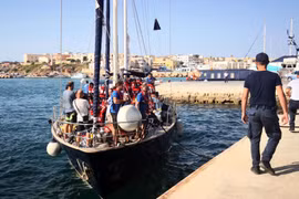 Tàu Alex đã phải đối mặt với sự hiện diện mạnh mẽ của cảnh sát Italy tại khu vực bến cảng. (Nguồn: EPA)