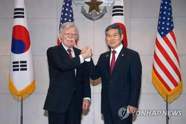 Cố vấn An ninh quốc gia Mỹ John Bolton và Bộ trưởng Quốc phòng Hàn Quốc Jeong Kyeong-doo. (Nguồn: Yonhap)
