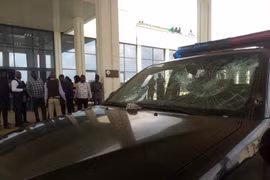 Xe cảnh sát bị phá hủy sau vụ hỗn loạn ở thủ đô Abuja, Nigeria ngày 9/7/2019. (Ảnh: THX/TTXVN)