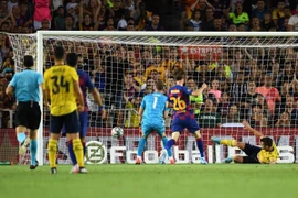 Pha đá phản lưới nhà ngớ ngẩn của Maitland-Niles. (Nguồn: Getty Images)