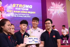 Duy Mạnh được các học sinh trường Marie Cuire chúc mừng sinh nhật sớm. (Ảnh: Vietnam+)