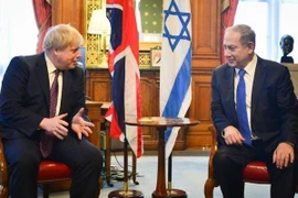 Thủ tướng Anh Johnson (trái) và người đồng cấp Israel Netanyahu. (Nguồn: timesofisrael)