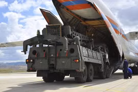 Nga vận chuyển một phần bộ phận của S-400 tới Thổ Nhĩ Kỳ hồi tháng 7 vừa qua. (Nguồn: AP)