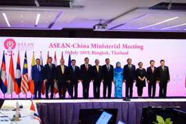 Các Bộ trưởng Ngoại giao ASEAN-Trung Quốc chụp ảnh chung. (Ảnh: Ngọc Quang- TTXVN)