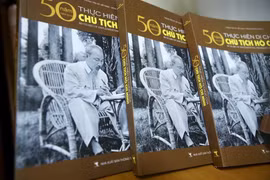 Cuốn sách ảnh "50 năm thực hiện Di chúc của Chủ tịch Hồ Chí Minh" vừa ra mắt. (Ảnh: Minh Quyết - TTXVN)