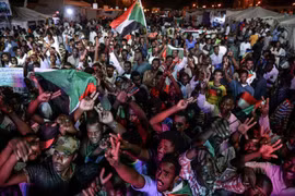 Người biểu tình Sudan tập trung tại thủ đô Khartoum ngày 19/5. (Ảnh: AFP/TTXVN)