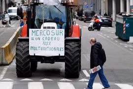 Nông dân Bỉ phản đối bên ngoài cuộc họp của các Bộ trưởng nông nghiệp EU tại Brussels. (Nguồn: Reuters)