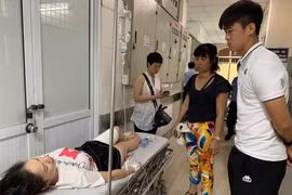 Hình ảnh nữ cổ động viên tại bệnh viện trước khi đưa vào mổ