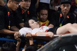 Nữ cổ động viên được đưa đến viện. (Ảnh: Vietnam+)