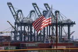 Các coantainer hàng hóa chờ bốc dỡ tại cảng Long Beach ở Los Angeles, Mỹ. (Ảnh: AFP/TTXVN) 