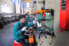 Sản xuất đồ điện gia dụng tại Công ty TNHH Điện cơ AIDI Khu công nghiệp Gia Lễ, thị trấn Đông Hưng, tỉnh Thái Bình. (Ảnh: Thế Duyệt/TTXVN)