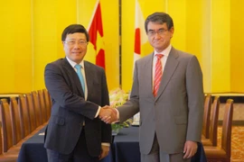 Ngoại trưởng Nhật Bản Taro Kono đón Phó Thủ tướng, Bộ trưởng Ngoại giao Phạm Bình Minh. (Ảnh: Hồng Hà/TTXVN)