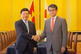 Ngoại trưởng Nhật Bản Taro Kono đón Phó Thủ tướng, Bộ trưởng Ngoại giao Phạm Bình Minh. (Ảnh: Hồng Hà/TTXVN)