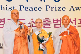 Chủ tịch Hội Phật tử Việt Nam tại Hàn Quốc, Sư cô Thích nữ Giới Tánh (giữa), vinh dự được nhận giải thưởng. (Ảnh: Mạnh Hùng/Vietnam+)
