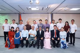 Tổng lãnh sự Việt Nam tại Fukuoka Vũ Bình (thứ 5 từ trái qua) chụp ảnh với Ban Chấp hành lâm thời Hội người Việt Nam tại Fukuoka. (Ảnh: Thành Hữu/TTXVN)