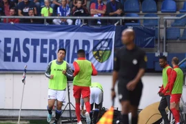 Đoàn Văn Hậu khởi động ở trận gặp FC Utrecht. (Nguồn: heerenveen)