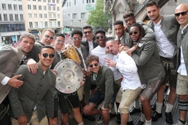 Cận cảnh lễ ăn mừng cú đúp danh hiệu của Bayern tại Marienplatz