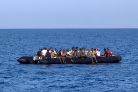 Người di cư chờ được cứu trên biển Địa Trung Hải. (Ảnh: AFP/TTXVN)