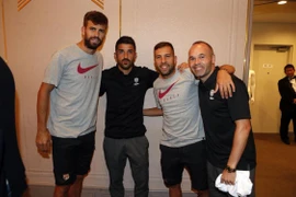Andres Iniesta hội ngộ đội bóng cũ Barcelona tại Nhật Bản