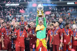 Thủ môn Adrian góp công lớn giúp LIverpool giành Siêu cúp châu Âu.