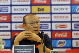 HLV Park Hang-seo trả lời báo chí trước khi sang Thái Lan dự King's Cup. (Nguồn: VFF)