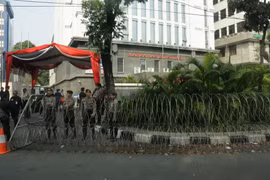 Cổng vào Tòa án Hiến pháp được tăng cường lực lượng an ninh và rào dây thép gai. (Ảnh: Đỗ Quyên/Vietnam+)
