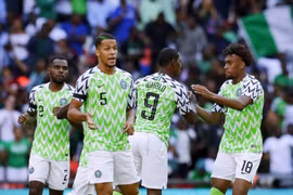Iwobi (bìa phải) và đồng đội trong màu áo tuyển Nigeria. (Nguồn: sportskeeda)