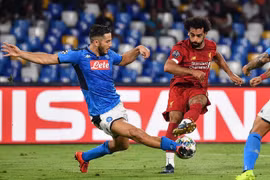 Salah (áo đỏ) và Liverpool lại phải rời San Paolo với hai bàn tay trắng.
