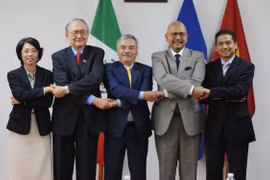 Các đại sứ Malaysia, Indonesia, Philipines, Thái Lan và Việt Nam chụp ảnh chung. (Ảnh: Việt Hùng/TTXVN)
