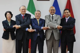 Các đại sứ Malaysia, Indonesia, Philipines, Thái Lan và Việt Nam chụp ảnh chung. (Ảnh: Việt Hùng/TTXVN)