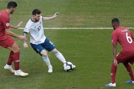 Messi chê bai sân đấu tại Copa America. (Nguồn: AP)