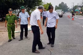 Đoàn công tác kiểm tra vết nứt trên quốc lộ 91, đoạn Km 89+272, km 89+336, thuộc địa bàn ấp Bình Tân, xã Bình Mỹ, huyện Châu Phú. (Ảnh: Thanh Sang/TTXVN)