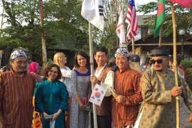 Các nghệ sỹ Việt Nam giao lưu cùng các đồng nghiệp quốc tế. (Ảnh: TTXVN phát)