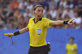 Nữ trọng tài Stephanie Frappart sẽ bắt chính trận Siêu cúp châu Âu. (Nguồn: AFP/Getty Images)