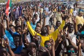 Người dân Sudan vui mừng sau khi của Hội đồng quân sự chuyển tiếp tại Sudan (TMC) và Liên minh tự do và thay đổi (FFC) đạt thỏa thuận. (Ảnh: THX/TTXVN)