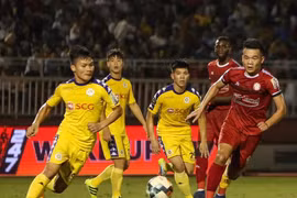 Thành phố Hồ Chí Minh (áo đỏ) mất ngôi đầu vào tay Hà Nội FC. (Nguồn: clbbongdatphcm)