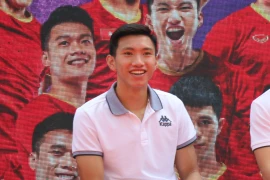 Đoàn Văn Hậu trong buổi giao lưu tại trường THCS Phù Đổng, Gia Lâm. (Ảnh: Phương Trang/Vietnam+)