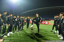 Cầu thủ U18 Hàn Quốc giẫm chân lên cúp vô địch Panda Cup 2019. (Nguồn: Sina)
