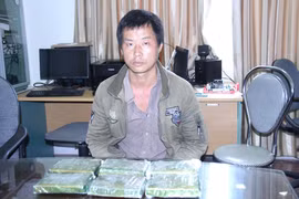 Đối tượng Giàng Seo Dìn và tang vật tại cơ quan công an. (Ảnh: TTXVN phát)
