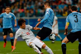 Koji Miyoshi (áo trắng) giúp Nhật Bản chia điểm trước Uruguay. (Nguồn: AP)