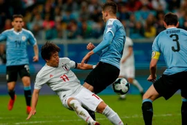 Koji Miyoshi (áo trắng) giúp Nhật Bản chia điểm trước Uruguay. (Nguồn: AP)