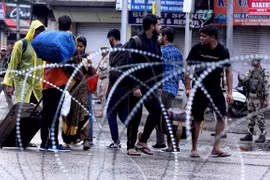 Người dân trên đường phố tại Jammu, ngày 5/8. (Ảnh: AFP/TTXVN)