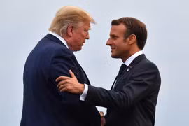 Tổng thống Pháp Emmanuel Macron (phải) và Tổng thống Mỹ Donald Trump trong cuộc gặp bên lề Hội nghị thượng đỉnh G7. (Ảnh: AFP/TTXVN)