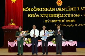 Lãnh đạo tỉnh Lai Châu tặng hoa chúc mừng tân Phó Chủ tịch tỉnh Lai Châu Hà Trọng Hải và ông Trần Văn Bắc