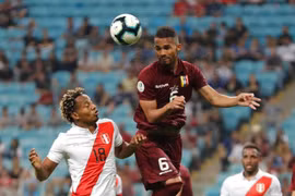 Trận cầu Venezuela-Peru vắng khán giả. (Nguồn: AP)