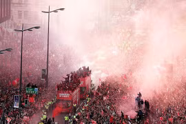 'Biển người' chìm trong sắc đỏ chào đón nhà vô địch Liverpool 