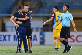 HLV Chu Đình Nghiêm bị đình chỉ làm nhiệm vụ 2 trận ở V-League 2019.